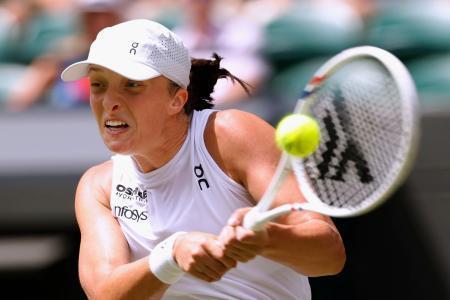 　女子シングルス準々決勝でプレーするイガ・シフィオンテク＝ウィンブルドン（共同）