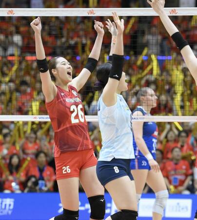 　フランスをストレートで破り、喜ぶ佐藤淑乃＝９日