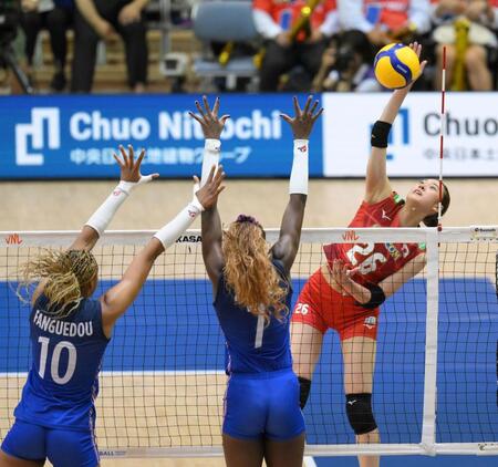 　第２セット、スパイクを打つ佐藤淑乃＝９日