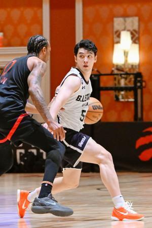 　若手主体のＮＢＡラプターズと対戦したＢリーグ選抜の中村＝９日、ラスベガス（（Ｃ）Ｂ．ＬＥＡＧＵＥ・共同）