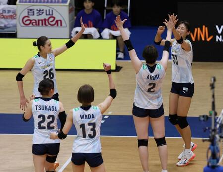 　第１セット、得点し喜ぶ秋本美空（右端）と佐藤淑乃（左端）ら（撮影・石井剣太郎）