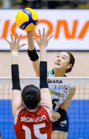 　第１セット、スパイクを放つ佐藤