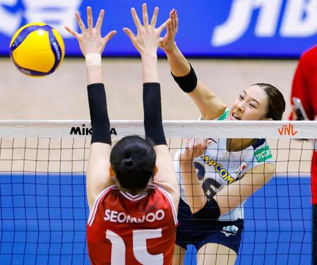 　第１セット、スパイクを決める佐藤