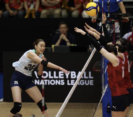 　第１セット、スパイクを放つ佐藤淑乃（撮影・石井剣太郎）