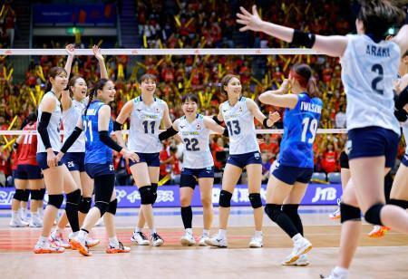 　韓国に勝利し、喜ぶ日本の選手たち＝千葉ポートアリーナ