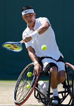 　車いすの部男子シングルス準々決勝でプレーする小田凱人＝ウィンブルドン（共同）