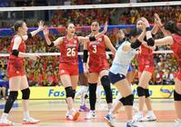 　第３セット、得点を決め喜ぶ佐藤（２６）ら日本代表（撮影・伊藤笙子）