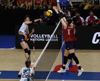 　第１セット、スパイクを放つ秋本美空（撮影・石井剣太郎）