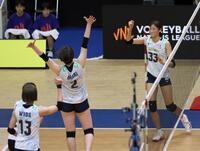 　第１セット、得点を決めガッツポーズの秋本美空（右端）＝撮影・石井剣太郎