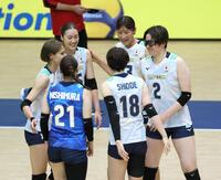 　第１セット、喜ぶ秋本美空（中央右）ら（撮影・石井剣太郎）