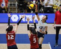 　第２セット、スパイクを放つ秋本美空（撮影・石井剣太郎）