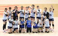 　試合に勝利し写真に納まる秋本美空（後列左から２人目）、佐藤淑乃（後列左端）ら（撮影・石井剣太郎）
