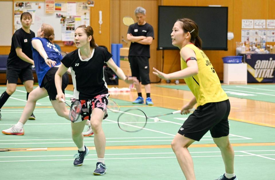 　強化合宿で練習する志田千陽（手前左）、松山奈未組