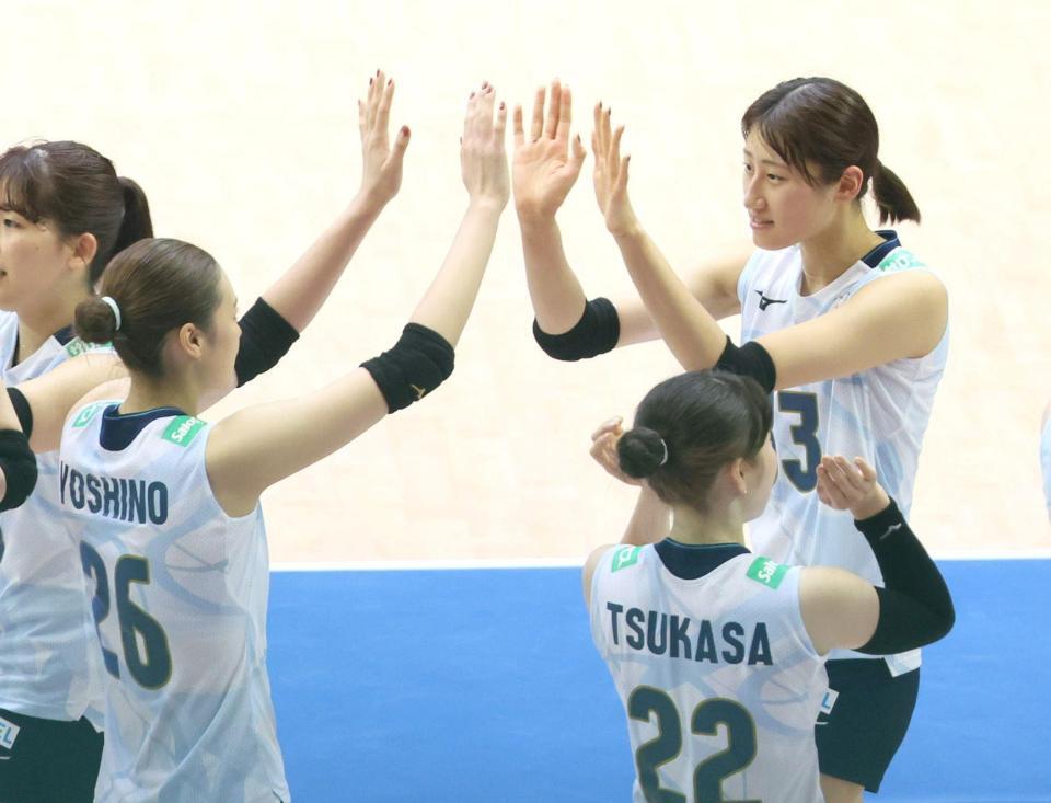 　試合に勝利し佐藤淑乃とタッチをかわす秋本美空（右奥）＝撮影・石井剣太郎