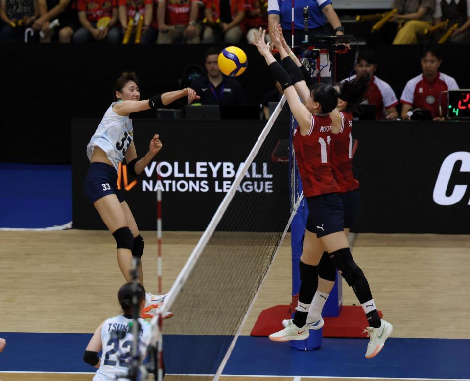 　第１セット、スパイクを放つ秋本美空（撮影・石井剣太郎）