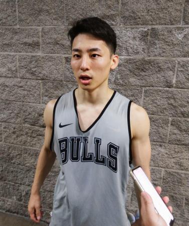 　取材に応じる米プロバスケットボールＮＢＡ、ブルズの河村勇輝＝ラスベガス