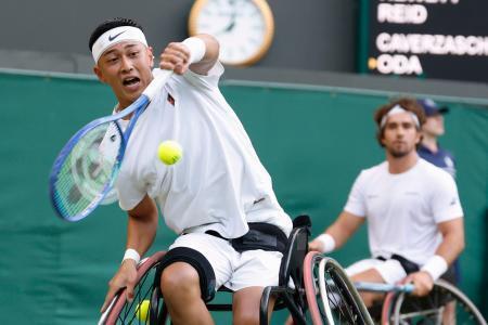 　車いすの部男子ダブルス準決勝でプレーする小田凱人（左）、ダニエル・カベルサスチ組＝ウィンブルドン（共同）