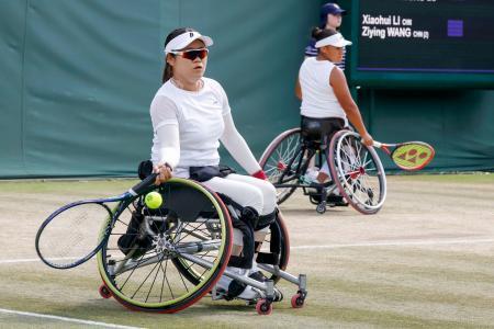 　車いすの部女子ダブルス準決勝でプレーする高室冴綺（左）、マカレナ・カブリジャナ組＝ウィンブルドン（共同）