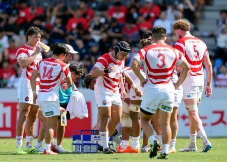 　ウェールズ戦の後半、水分補給する日本フィフティーン＝５日、ミクニワールドスタジアム北九州