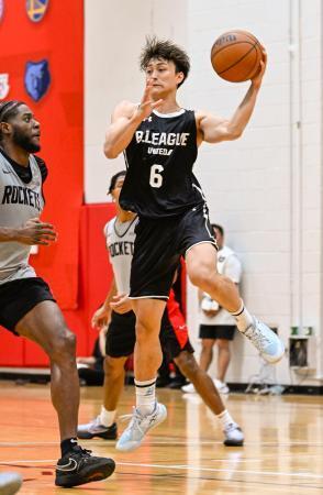 　若手主体のＮＢＡロケッツとの練習試合でプレーするＢリーグ選抜の加藤＝ラスベガス（Ｃ）Ｂ．ＬＥＡＧＵＥ・共同）