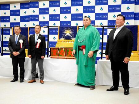 　化粧まわし贈呈式に臨んだ（右から）二所ノ関親方、大の里、三星元人安城市市長、アイ工務店の坂井達也社長