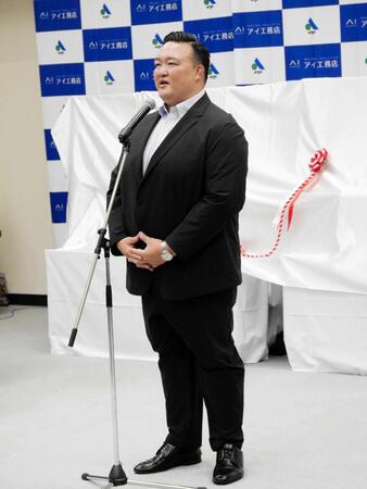 　挨拶を行う二所ノ関親方