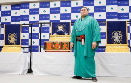 　土俵入りで使う三つぞろいの化粧まわしを贈られた大の里＝１１日、愛知県安城市
