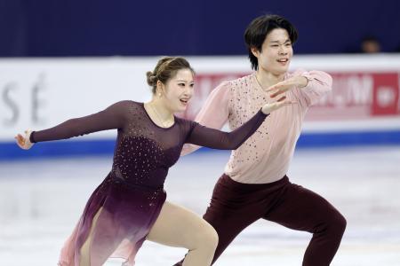 　フィギュアスケートの四大陸選手権で演技するアイスダンスの田中梓沙（左）、西山真瑚組＝２月、ソウル（共同）