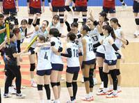 　韓国にストレート勝ちし、喜ぶ秋本（右端）ら日本の選手たち