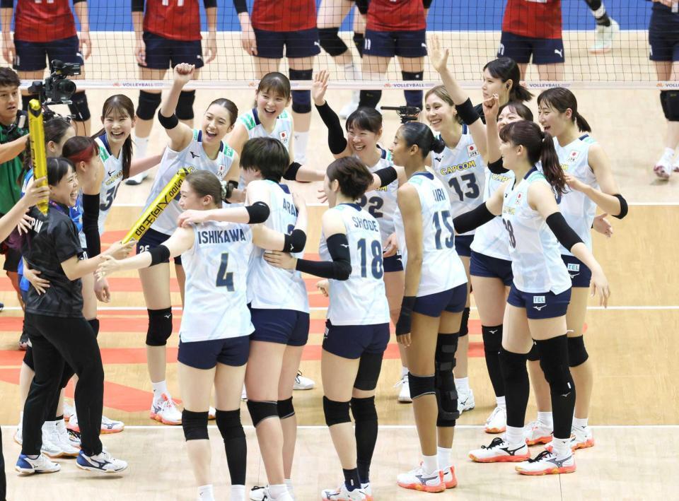 　韓国にストレート勝ちし、喜ぶ秋本（右端）ら日本の選手たち