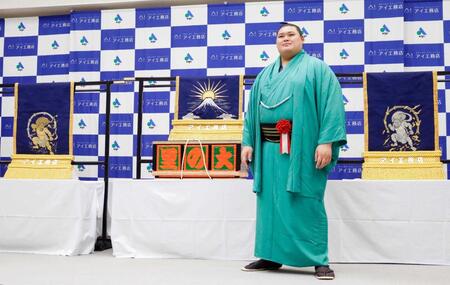 　土俵入りで使う三つぞろいの化粧まわしを贈られた大の里