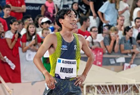 　男子３０００メートル障害を終え、笑顔を見せる三浦龍司＝モナコ（ロイター＝共同）