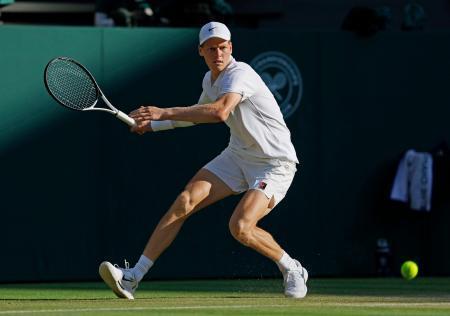 　男子シングルス準決勝でプレーするヤニク・シナー＝ウィンブルドン（共同）