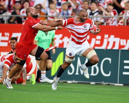 　前半、ゴール前に突進するリーチ・マイケル（右）＝撮影・山口登