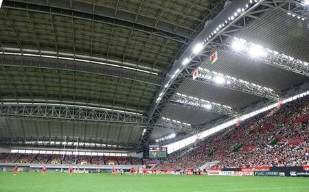 　開閉式の屋根を閉めて試合が行われるノエビアスタジアム神戸（撮影・山口登）