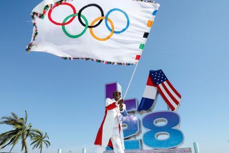 　パリからロサンゼルスへの五輪開催都市の引き継ぎイベントで行われたロサンゼルスのパフォーマンス＝２０２４年８月（ゲッティ＝共同）