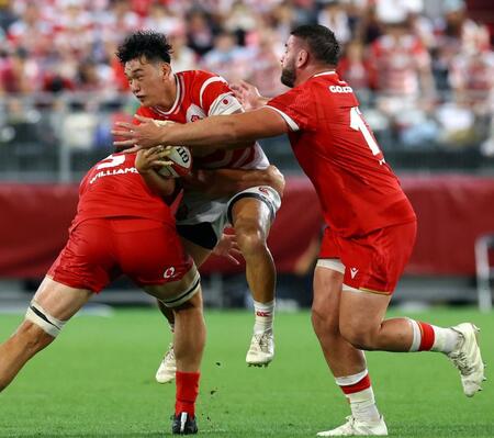 　後半、日本代表・李承信（中央）は突進するもディフェンスに阻まれる（撮影・山口登）