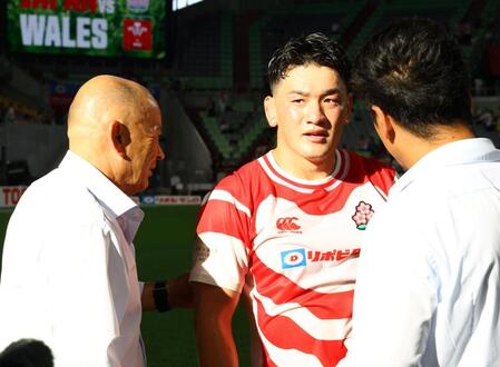 　エディー・ジョーンズＨＣ（左）から声を掛けられる李承信（撮影・山口登）