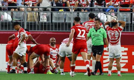 　後半、ダメ押しのトライを決められガックリのリーチ・マイケル（中央）ら日本代表フィフティーン（撮影・山口登）