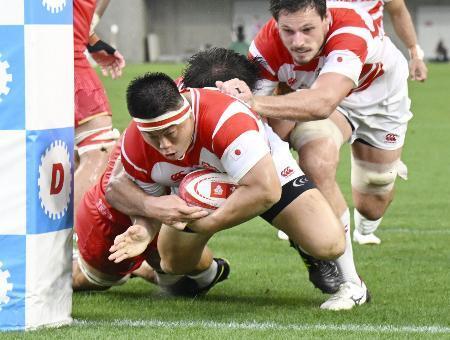 　日本-ウェールズ　前半、タックルを受けながらトライを決める竹内＝ノエスタ