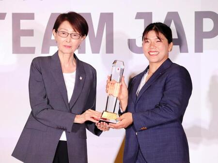 　ＪＯＣの三屋裕子副会長（左）からトロフィーを受け取った鏡優翔