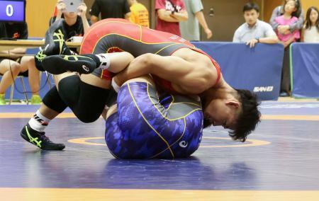 　レスリング全日本社会人選手権のフリースタイル７９キロ級決勝で攻める高谷大地（上）＝埼玉県富士見市