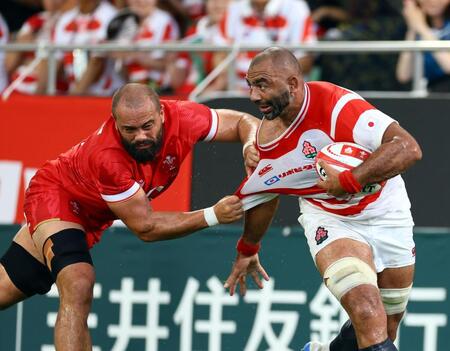 　前半、ゴール前に突進するリーチ・マイケル（右）＝撮影・山口登