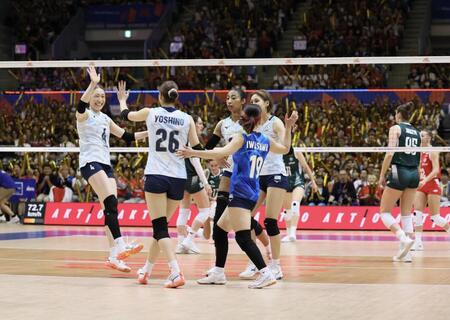 　第２セット、得点し喜ぶ石川真佑（左端）