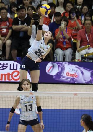 　第１セット、サービスエースを決める佐藤淑乃（撮影・石井剣太郎）