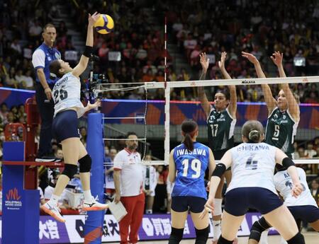 　第２セット、スパイクを放つ佐藤淑乃（撮影・石井剣太郎）