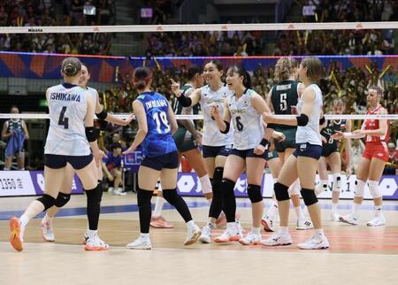 　第２セット、得点を決め喜ぶ島村春世（中央）