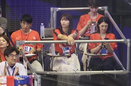 　観戦に訪れた大友愛さん（中央）＝撮影・石井剣太郎