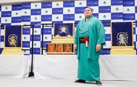 　土俵入りで使う三つぞろいの化粧まわしを贈られた大の里