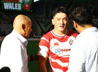 　エディー・ジョーンズＨＣ（左）から声を掛けられる李承信（撮影・山口登）